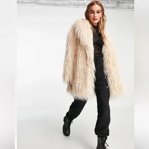 NWT-STRADIVARIUS M/L-sz FAUX FUR MONGOLIAN LAMB COAT “OVERSIZE-FIT” in CREAM - Picture 3 of 5